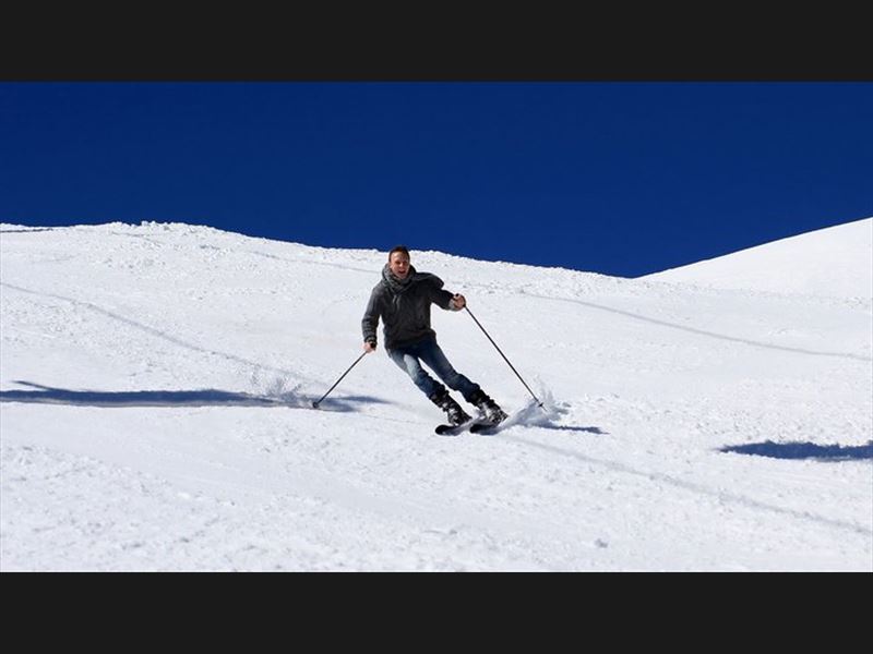07-Bjoern-Enjoying-skiin-gin-the-Austrian-alps